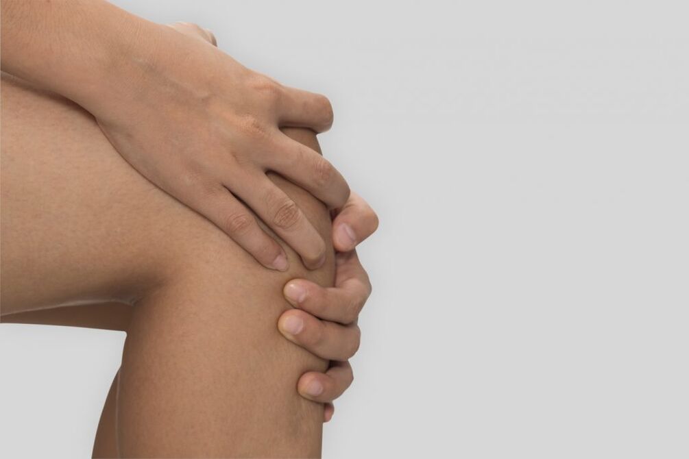 Osteoartrite da articulación do xeonllo, acompañada de movementos restrinxidos e dor no xeonllo