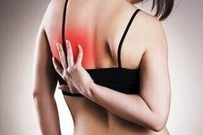 Dor baixo o omóplato esquerdo por detrás